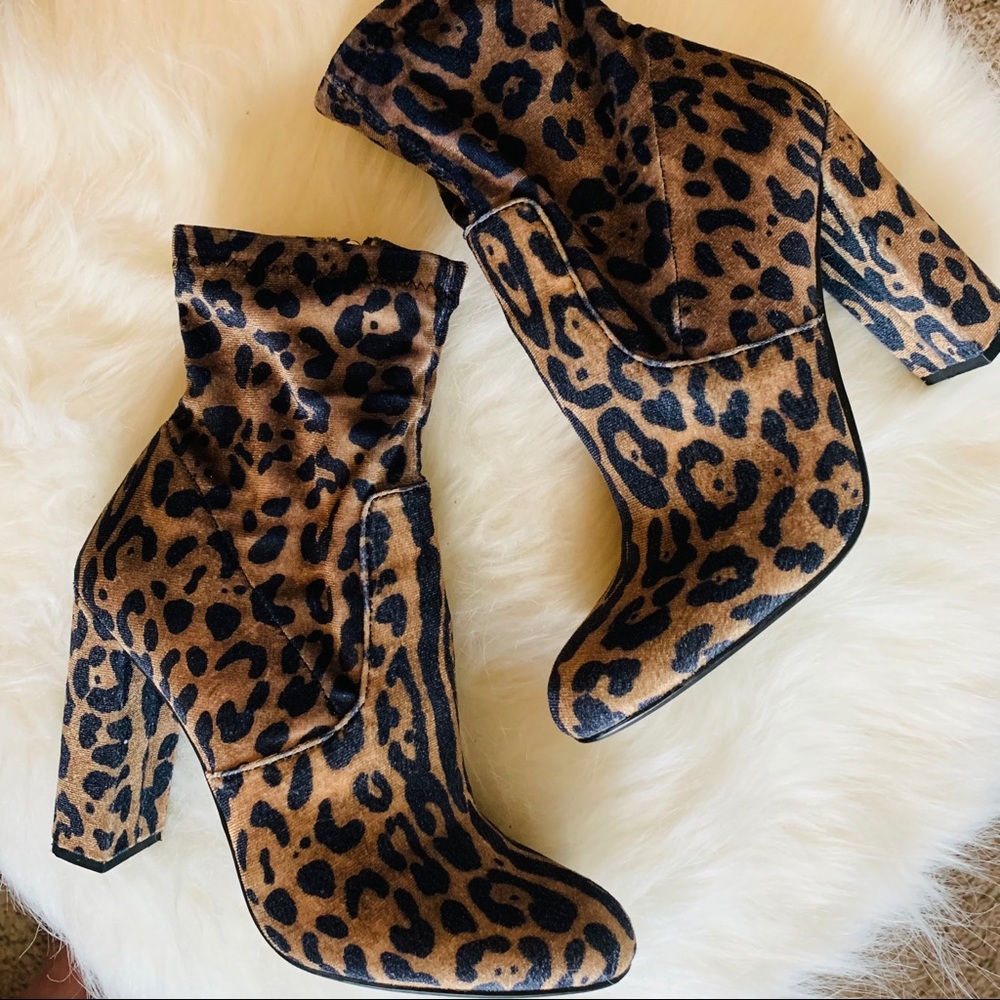Steve Madden Crushed Velvet leopard booties!